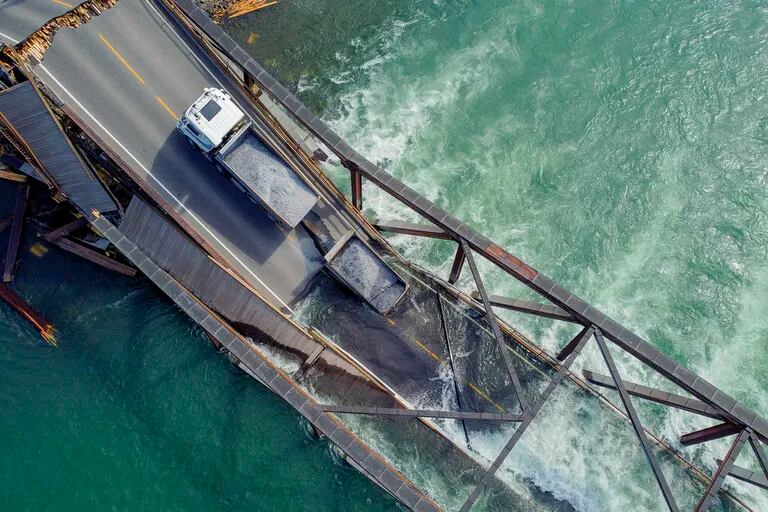 Así quedaron el camión y el automóvil cuando colapsó el puente. Foto: Web