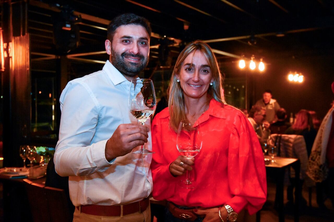 Juan Pablo Díaz, enólogo de Bodegas López, y la Lic. en Enología Ana Puelles.