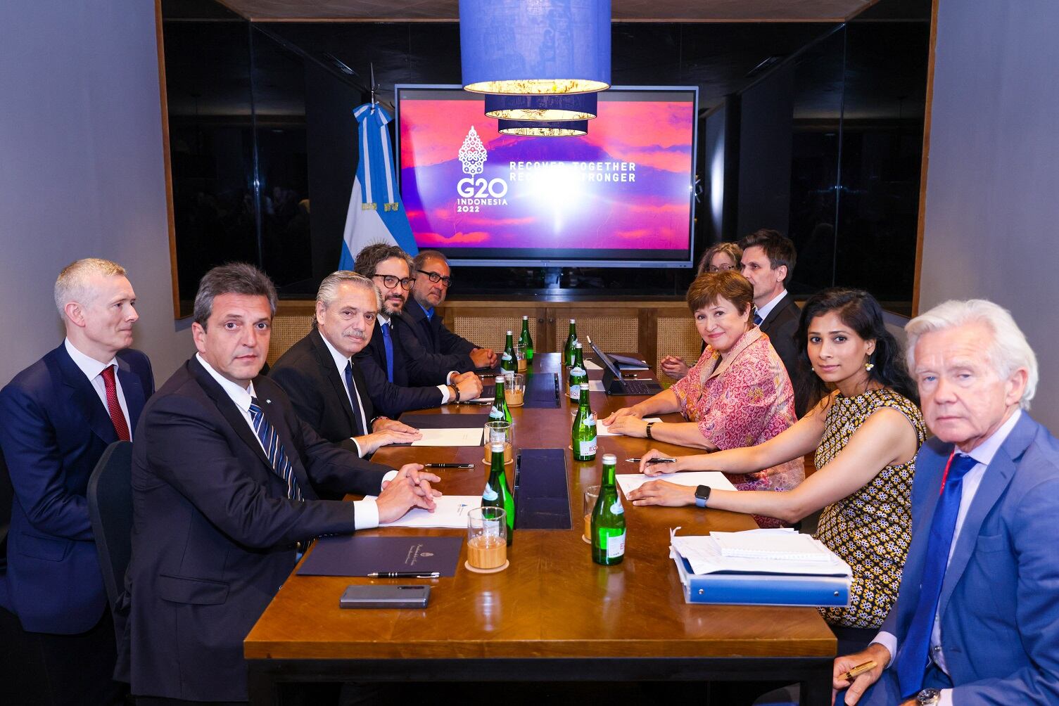 Alberto Fernández junto a Kristalina Georgieva en Bali (Presidencia)