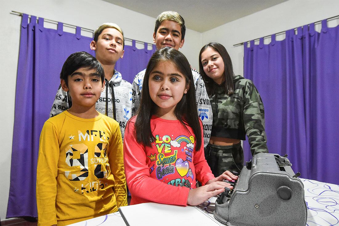 Tiziana tiene 9 años, padece de Retinopatía de grado 5 y necesita una máquina para escribir en sistema Braille y una computadora para poder estudiar mejor. 
Aquí, junto a su mellizo Fernando y a sus hermanos más grandes Priscila y los también mellizos Kevin y Brian.

Foto: Mariana Villa / Los Andes