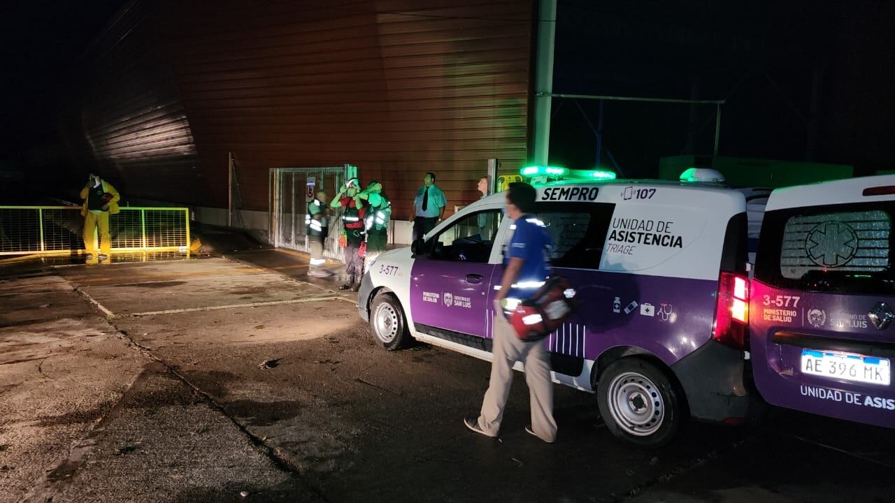 El Sistema de Emergencias Provincial (SEMPRO), actuó de inmediato ante el temporal registrado en Villa Mercedes. Foto: ANSL