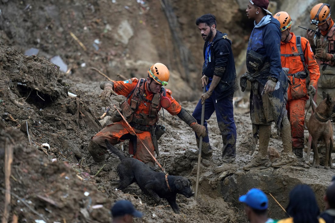 Lluvias extremadamente fuertes provocaron deslizamientos de tierra e inundaciones en una región montañosa del estado de Río de Janeiro, Brasil, lo que provocó la muerte de varias personas. (Silvia Izquierdo / AP)