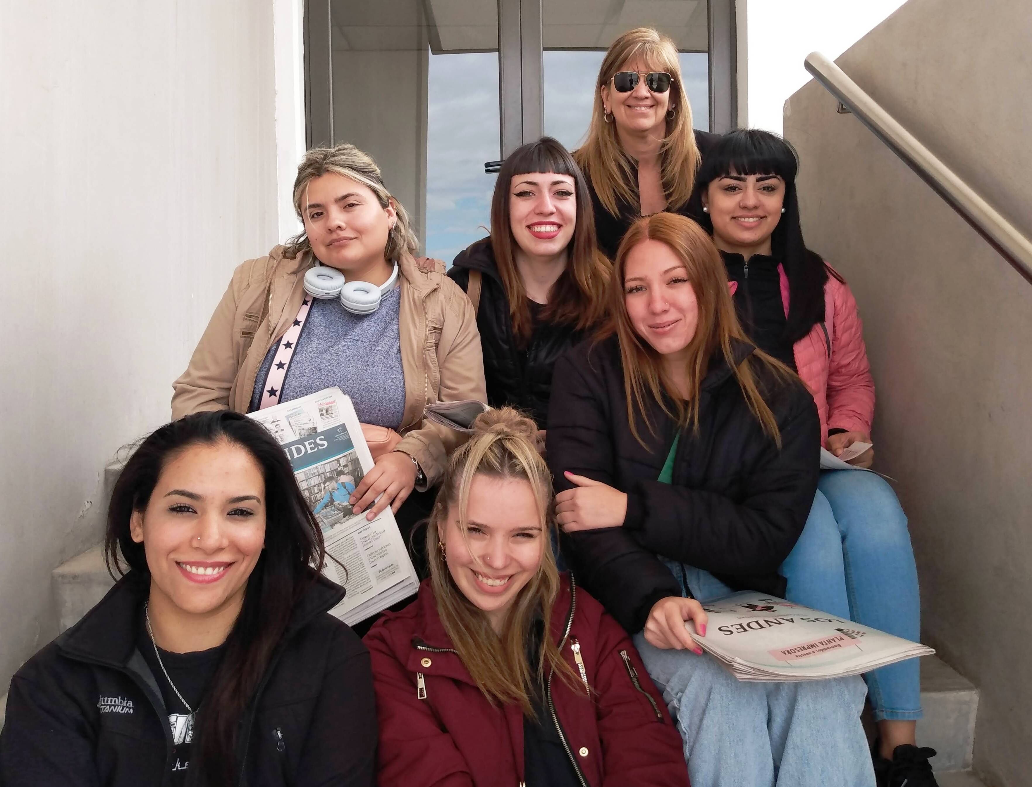 Agustina, Belén, Brisa, Micaela, Antonella y Araceli, acompañadas por su profesora María Cristina Pérez Dellepiane.

