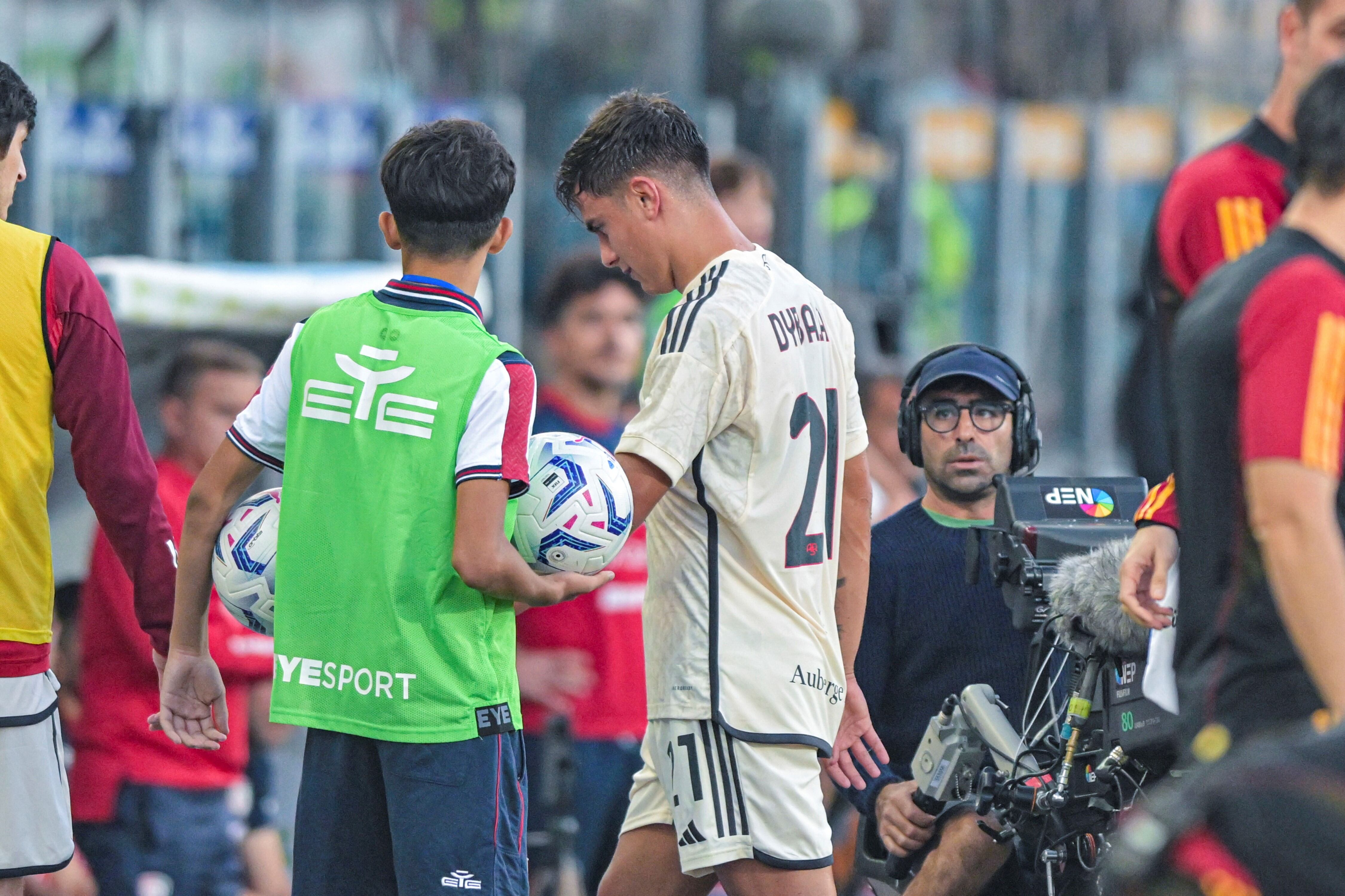 Paulo Dybala dejó la cancha en el primer tiempo del partido que la Roma jugó contra Cagliari por la octava fecha de la Serie A de Italia. (AP)