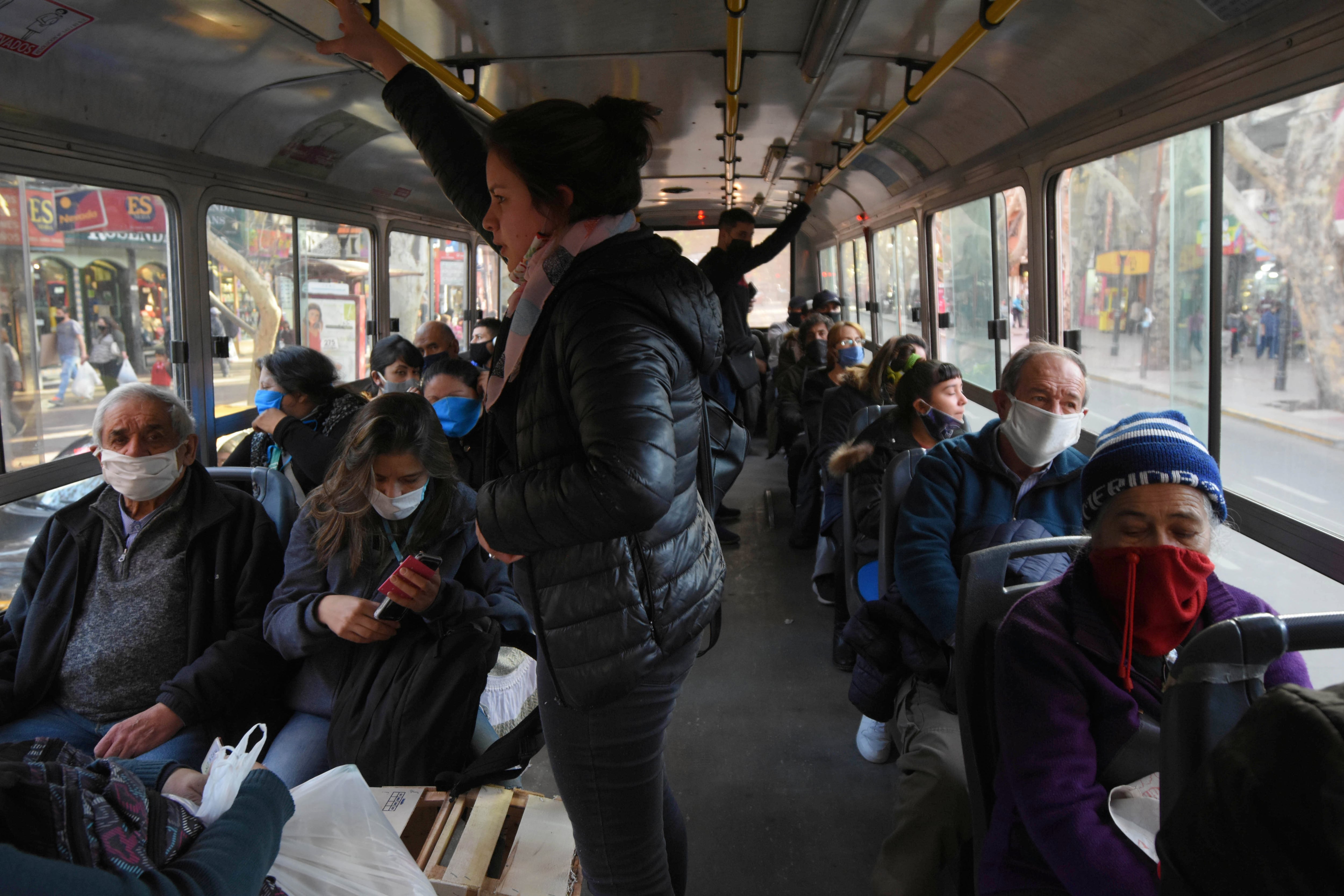 Sin restricción de DNI se notó mucho movimiento de personas por las calles de la ciudad.