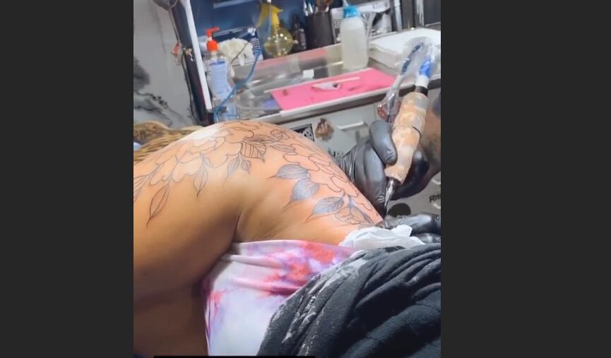 El tatuaje de Sabrina Rojas. Captura video. Instagram