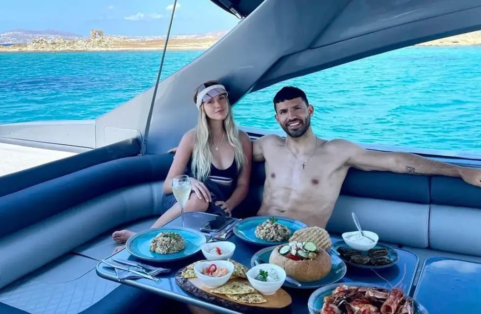 Sergio Agüero vacacionó con su novia e hijo en Punta del Este y sorprendieron con sus atuendos.