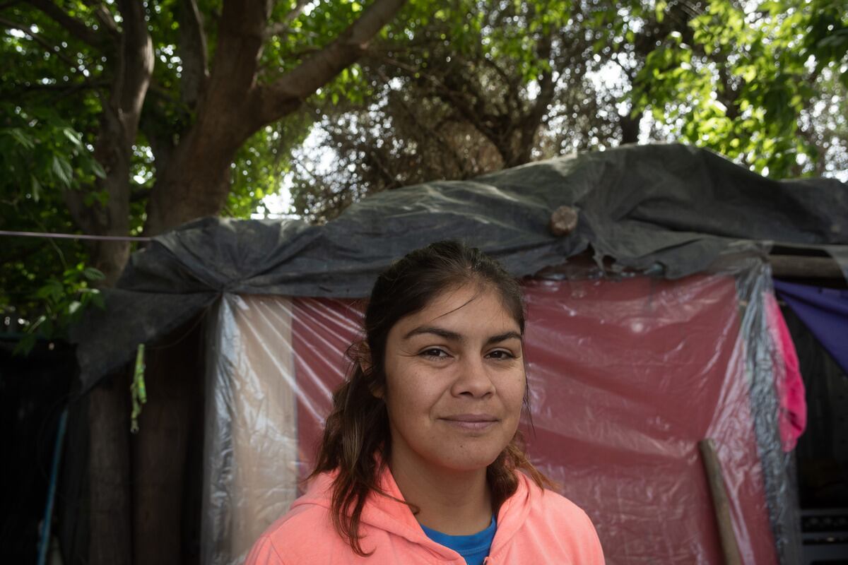 Con ayuda de dos amigos, Yésica pudo levantar su casa de madera, nailon y chapa en un terreno al costado de la Ruta 7. Pide ayuda a la gente para que le donen material de construcción y pueda construir su casa en el lugar. Foto: Ignacio Blanco / Los Andes.