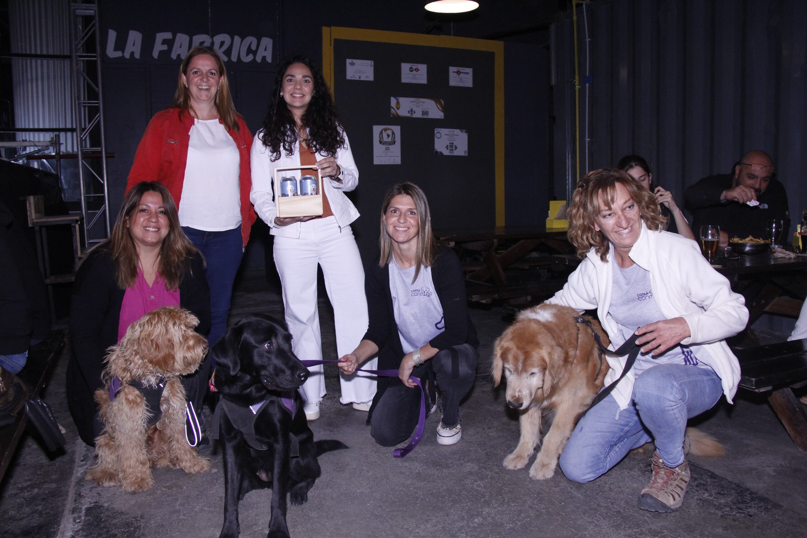 Noelia Gómez, Ana Laura Aldonza, Andrea Chaves, Belén Bacha y Rosanna Benedetto junto a Mate, Boris y Pocha. 