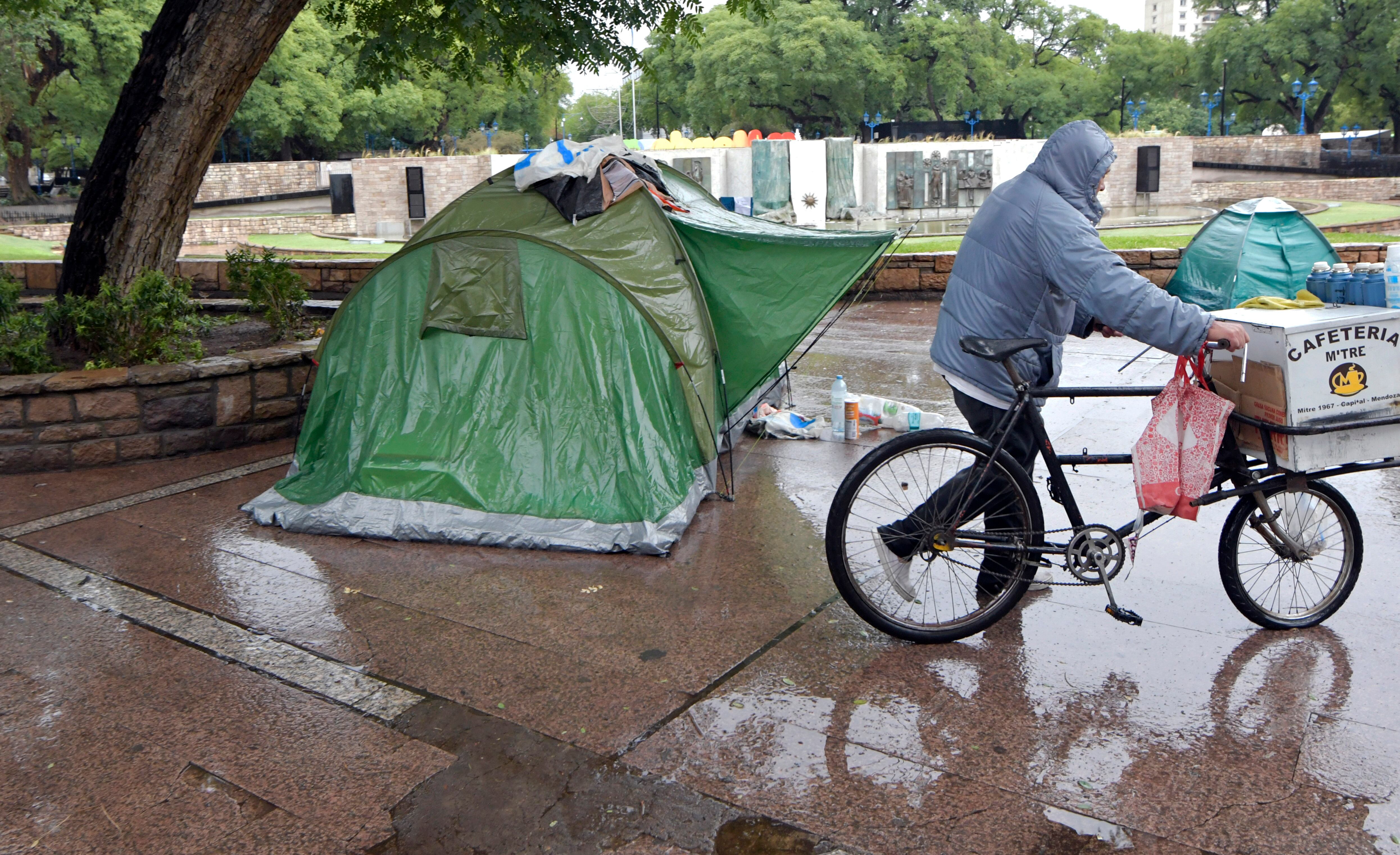 LLuvia en Mendoza
La Dirección de Agricultura y Contingencias Climáticas indica para hoy: “Caluroso con nubosidad variable, vientos moderados del sector sur rotando al este. Lluvias aisladas en la mañana”.

La temperatura máxima llegará a los 31 grados mientras que la mínima será de 23. Estas condiciones meteorológicas se mantendrán durante el jueves.
En la foto, dos carpas se instalaron en la Plaza Independencia
Foto: Orlando Pelichotti
