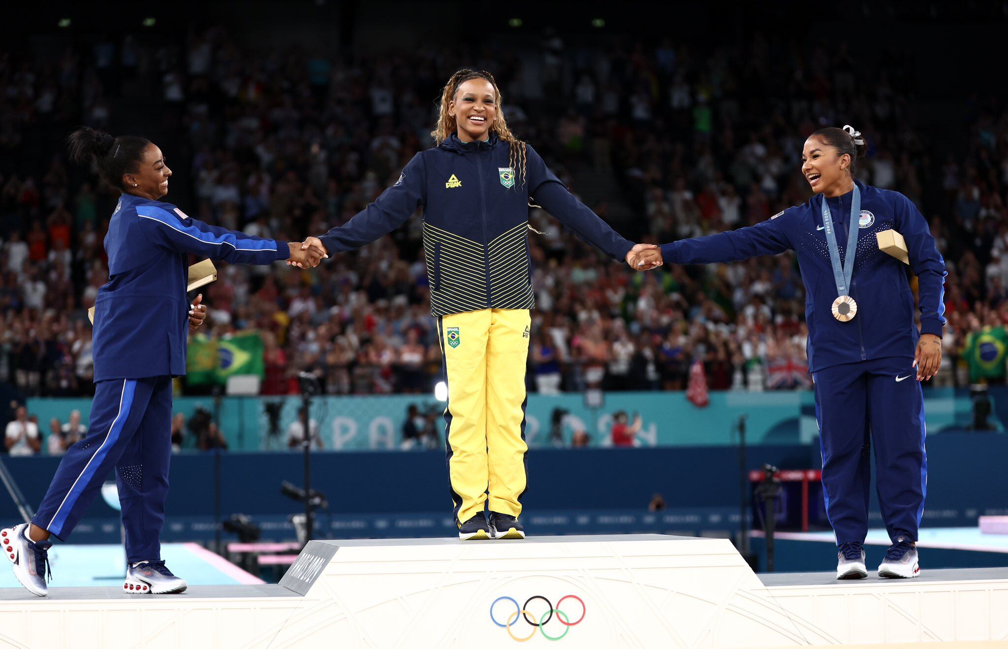 Rebeca Andrade, campeona en suelo.  Sumó 14,166 pts, le arrebató la dorada a Simone Biles por apenas 0,033.