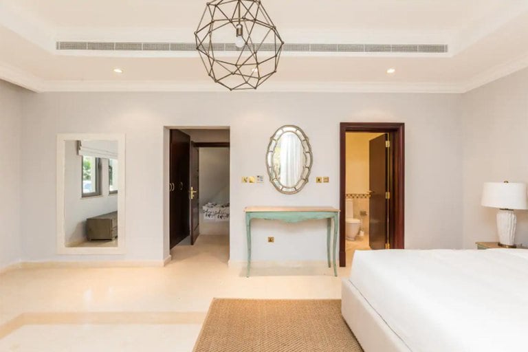 La casa, que habitó el ex futbolista, tiene seis habitaciones, pileta y playa privada. Foto: Gentileza