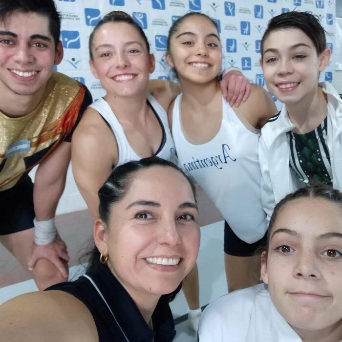 María Corvalán, entrenadora de la Selección Argentina de Gimnasia Aeróbica, junto a los atletas nacionales.