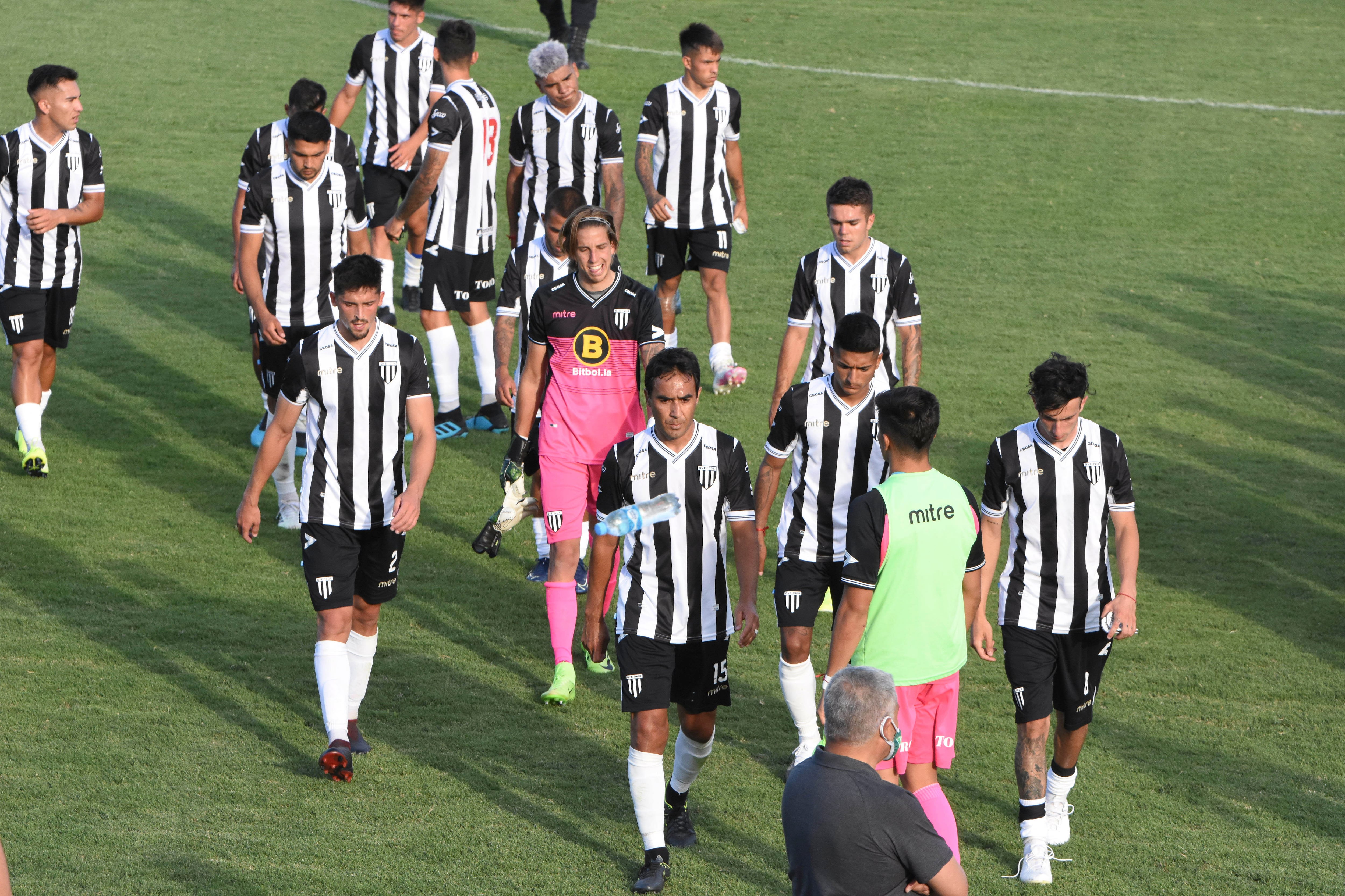 Mendoza 5 de diciembre de 2020 DEPORTES
El Lobo perdió frente a Sarmiento en el Estadio Víctor Legtotaglie. 



Foto: Mariana Villa / Los Andes
 