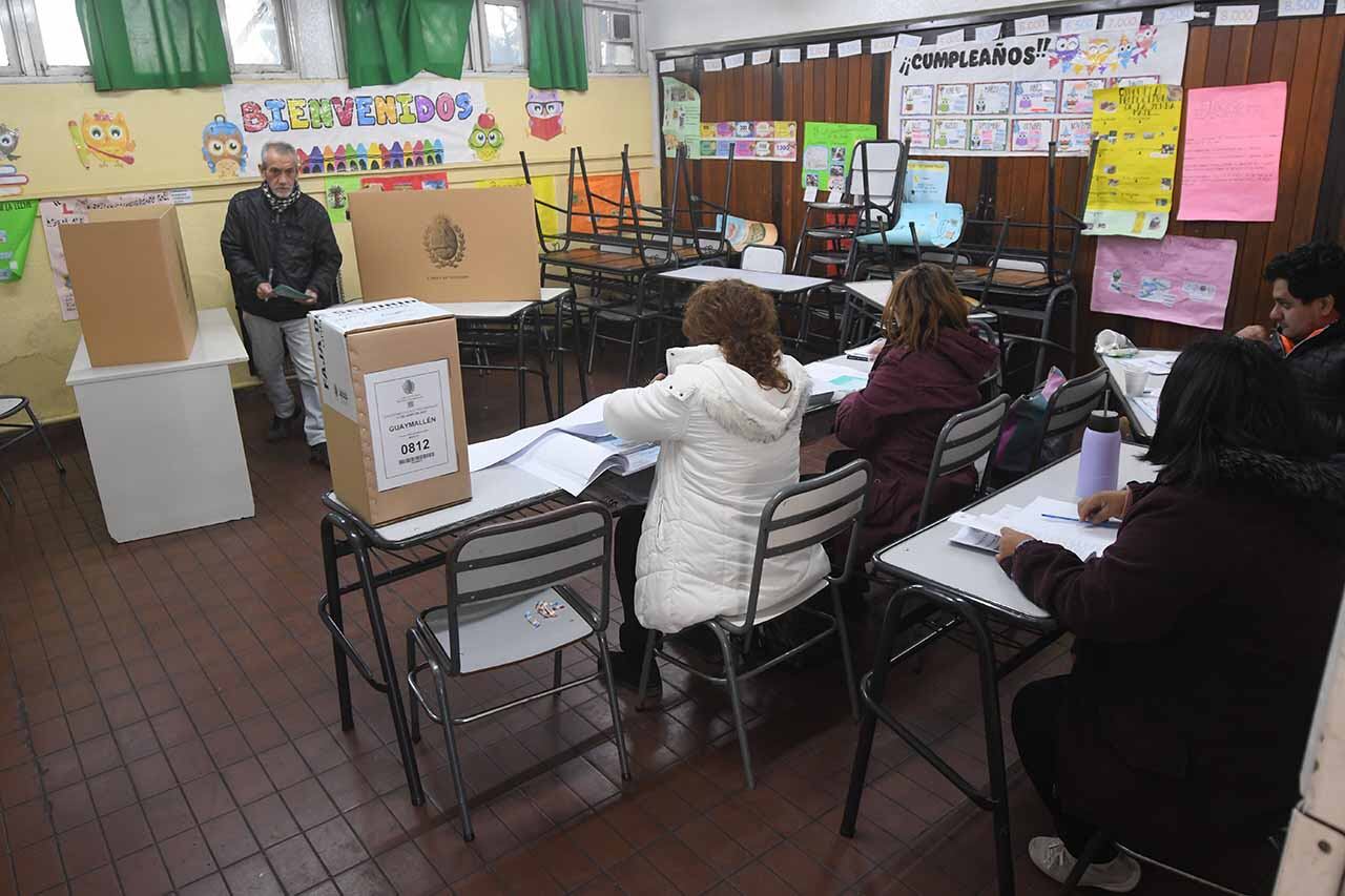 Elecciones provinciales PASO 2023 en la provincia de Mendoza.
En la Escuela Leandro N Alem de Guaymallén, Presidente de mesa junto a los Fiscales en una mañana electoral tranquila en la provincia

Foto: José Gutierrez / Los Andes