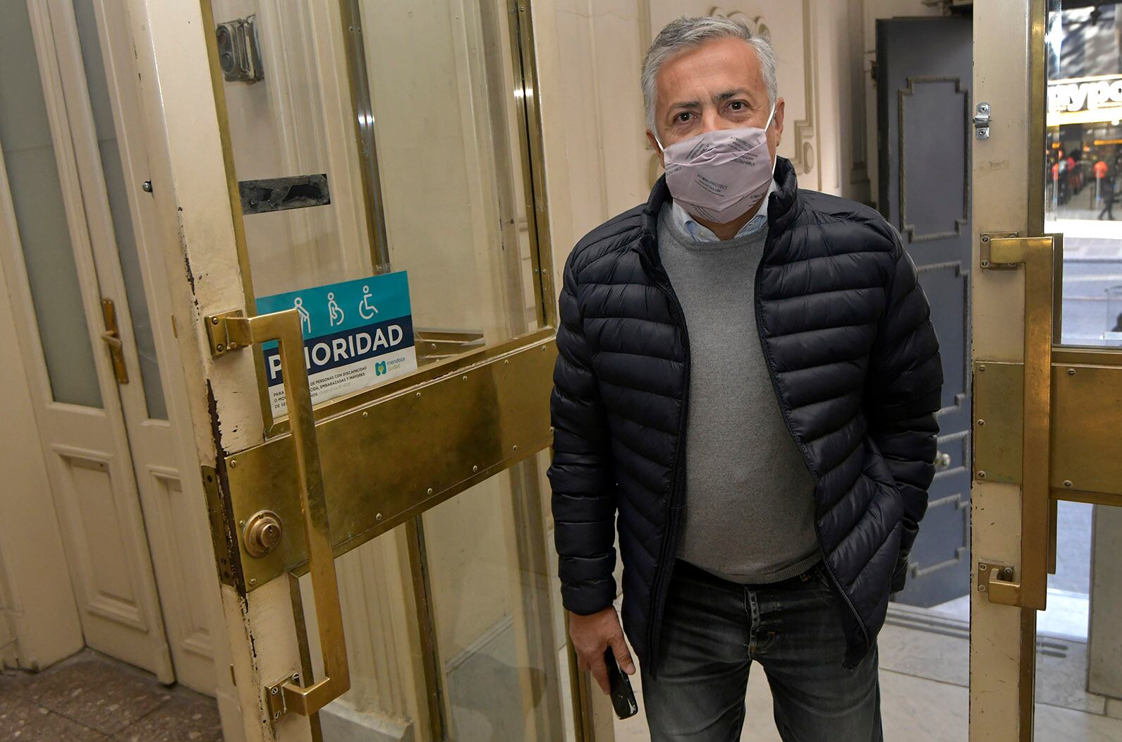 Alfredo Cornejo, ex Gobernador y pre candidato a senador nacional, ingresando a la redacción de Los Andes. 
Foto: Orlando Pelichotti / Los Andes