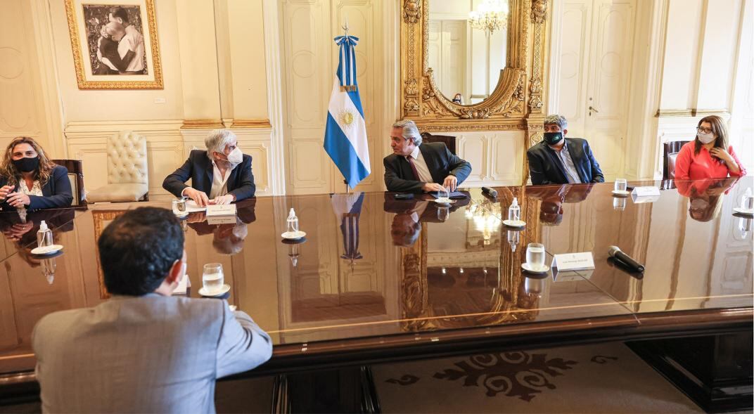 Alberto Fernández junto a los sindicalistas Hugo y Pablo Moyano. (Casa Rosada)