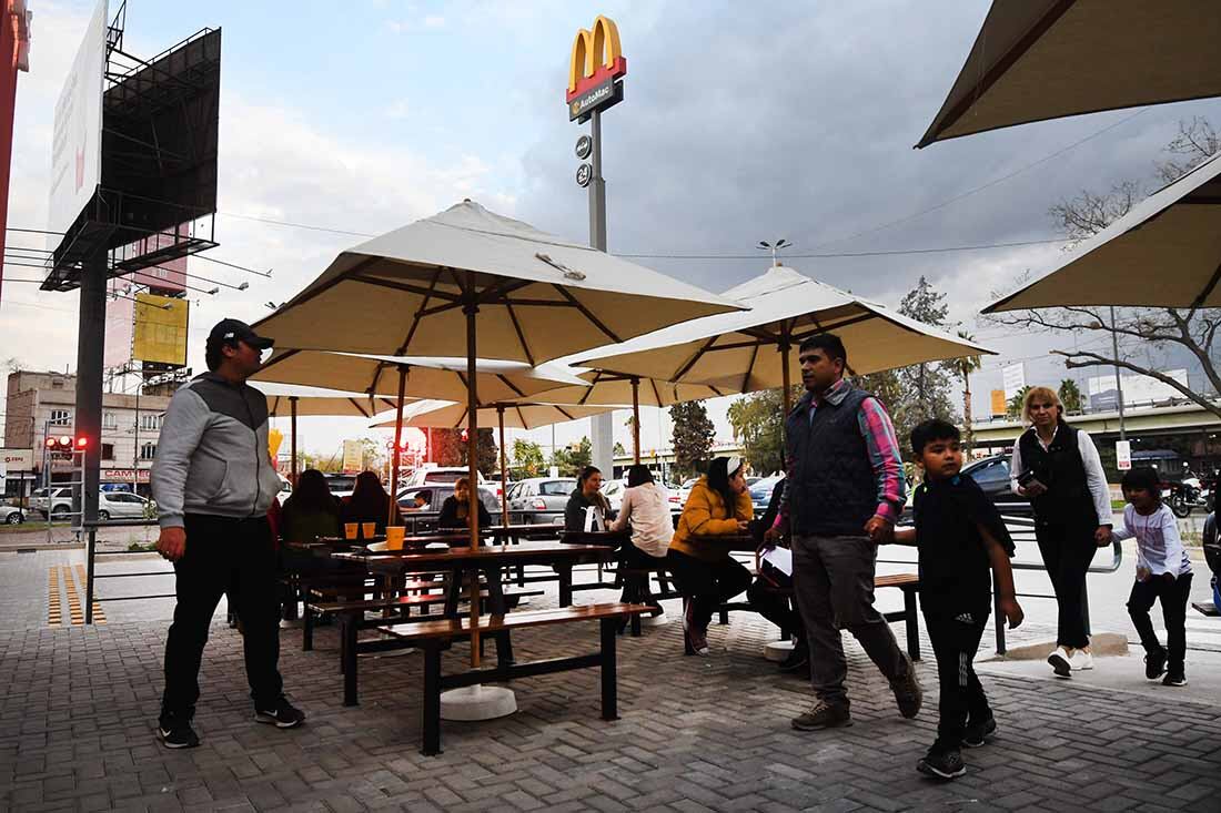 En el sector sur de la terminal de omnubus de Mendoza, se inauguró el local de comidas rápidas Mc Donald´s y auto Mac
Foto: José Gutierrez / Los Andes  