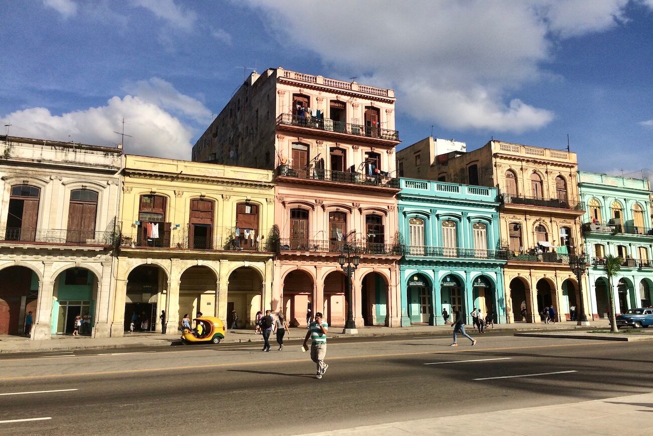 El rosa pastel, amarillo brillante y azul eléctrico tiñen de color las viejas fachadas de La Habana. (Gentileza: Romina Musso)