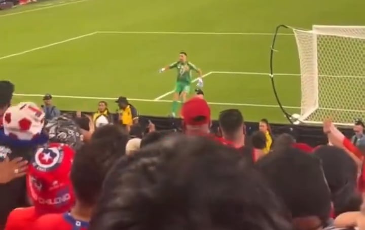 Dibu Martínez y su grito a la tribuna de Chile. (Captura).