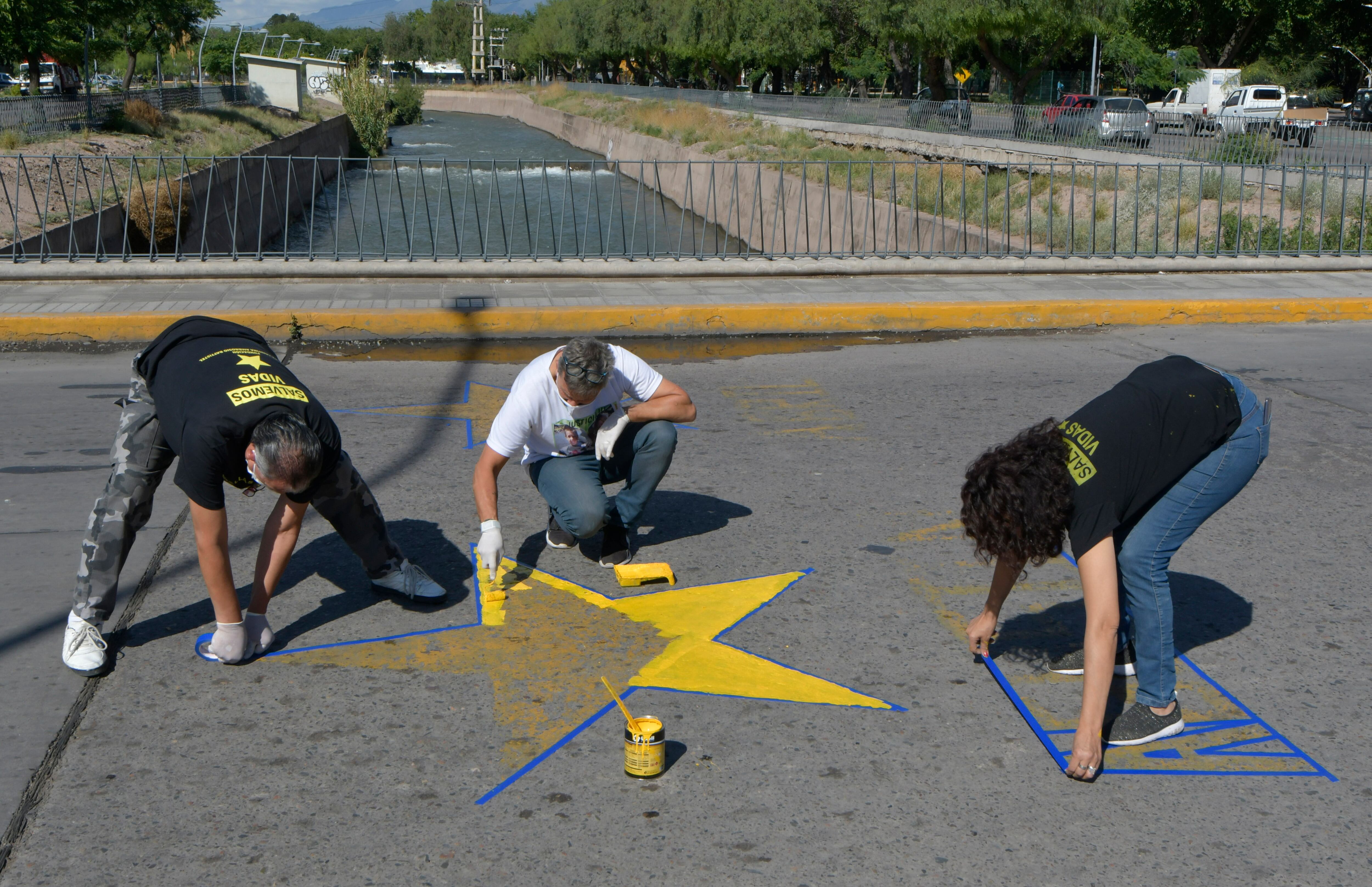 Caso Agustín y Abril Kruk
Pintan las estrellas amarillas en el lugar del hecho
Hace exactamente 3 años, el 14 de diciembre de 2018 por la tarde, Carla Pagliaricci (En la foto), y sus dos hijos –Agustín y Abril Kruk- quedaban en medio de un violento accidente en la intersección de Costanera y Matienzo (Guaymallén). Los niños, de 7 y 3 años.

 Foto Orlando Pelichotti