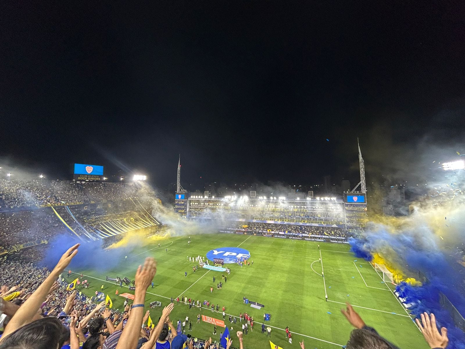 El estadio de La Bombonera y el recibimiento a su equipo ante Atlético Tucumán. Foto: Twitter/@PlanetaBoca