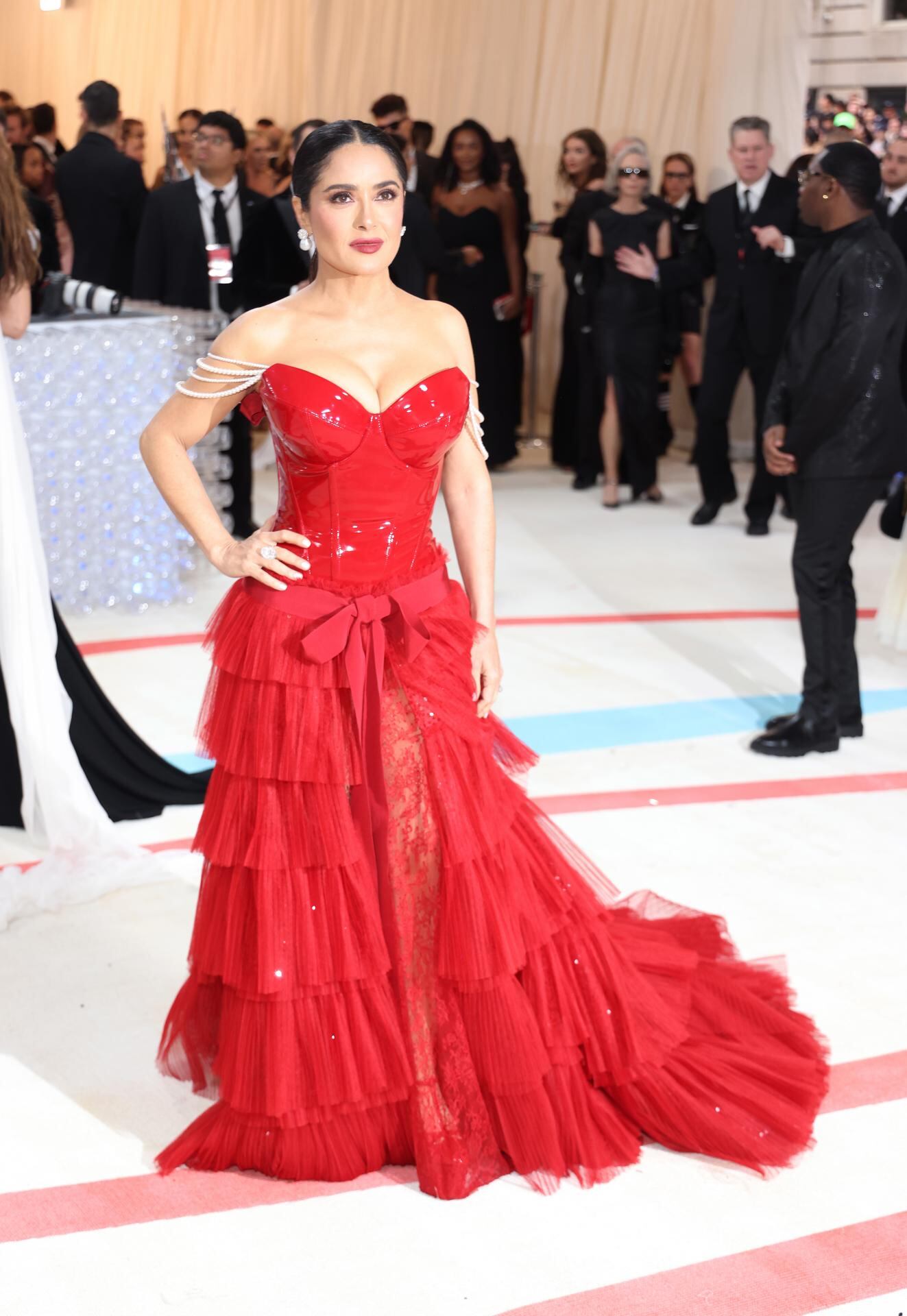 Salma Hayek en la alfombra para la Met Gala 2023, el evento benéfico anual del Instituto de Vestuario del Museo Metropolitano de Arte, en Nueva York.