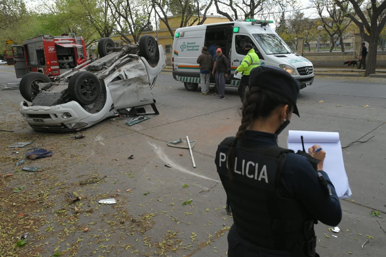 Dos personas resultaron heridas en un accidente vial. Una Ranger volcó tras chocar con un auto Renault, en la Quinta Sección.