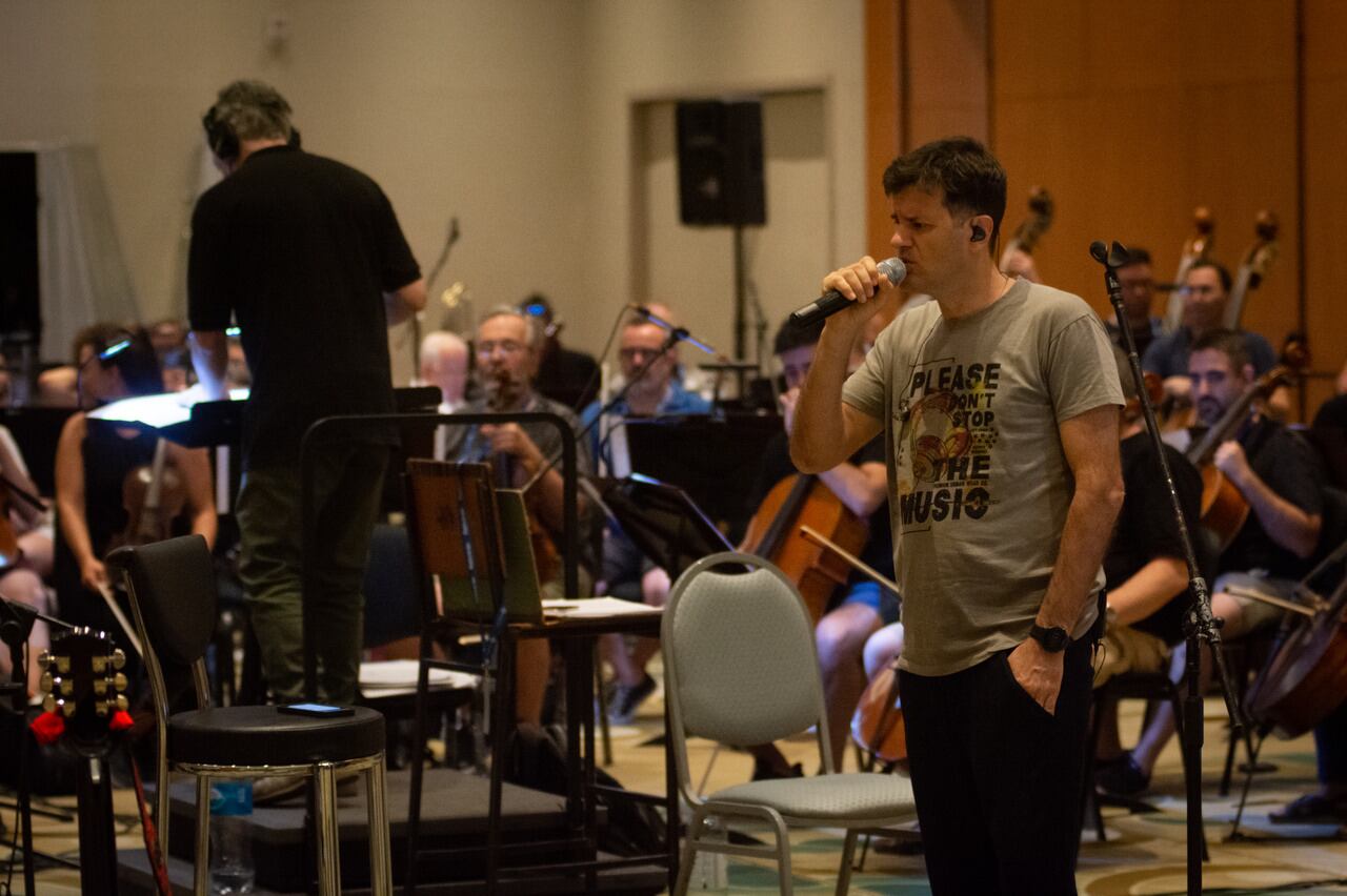 Ciro y Los Persas con la Orquesta Filarmónica de Mendoza OFM
Backstage del ensayo que se realizó en unos de los salones del Hotel Condor de Los Andes en Guaymallén previo a la Fiesta de La Cerveza.

 Foto: Ignacio Blanco / Los Andes 