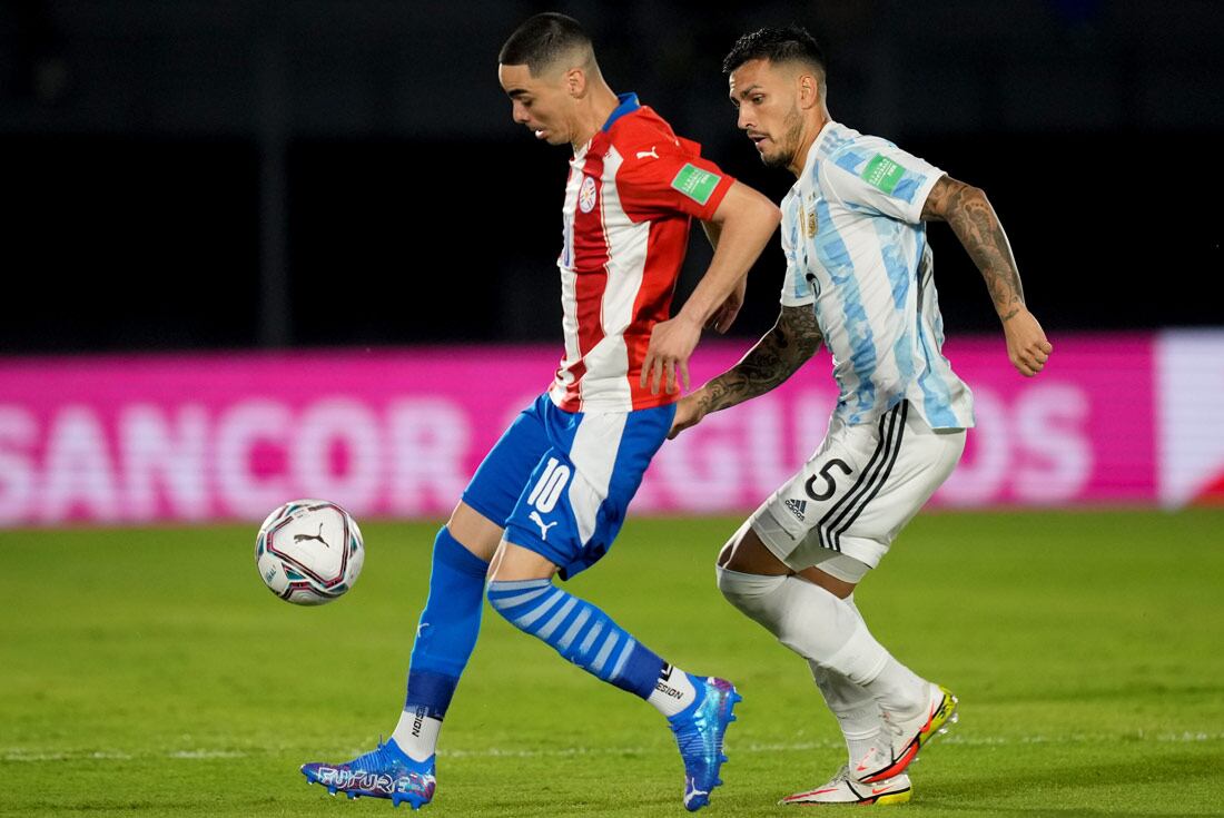 Jorge Almirón, de Paraguay, ante Leandro Paredes en una postal de las Eliminatorias Sudamericanas. (AP)