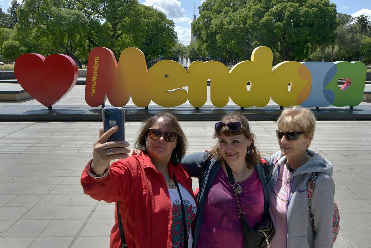 Turistas en la Plaza Independencia de Mendoza. Foto : Orlando Pelichotti / Los Andes