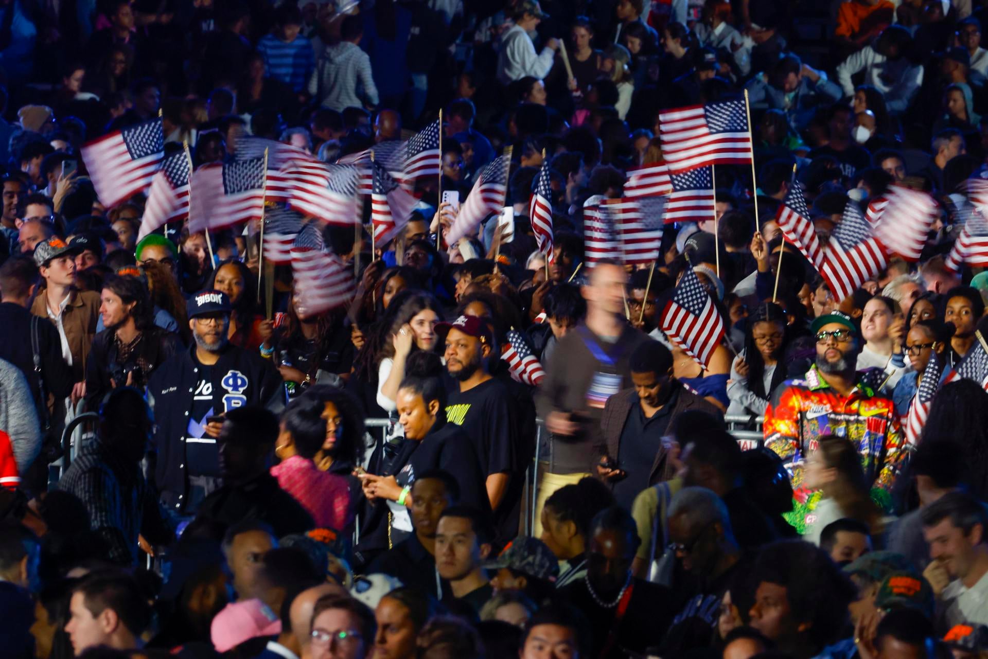 Los partidarios del candidato presidencial demócrata Kamala Harris se reúnen para ver los resultados en una fiesta de vigilancia nocturna electoral en la Universidad Howard el día de las elecciones en Washington, DC. Foto: EFE/EPA/SHAWN THEW