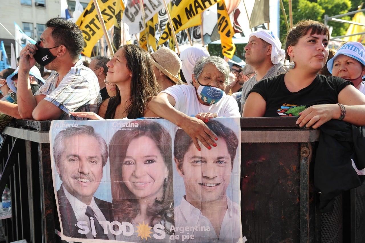 Miles de personas se reúnen en la Plaza de Mayo por el festival “Democracia para siempre”, donde se celebra el Día de la Democracia y los Derechos Humanos. Foto: Clarín