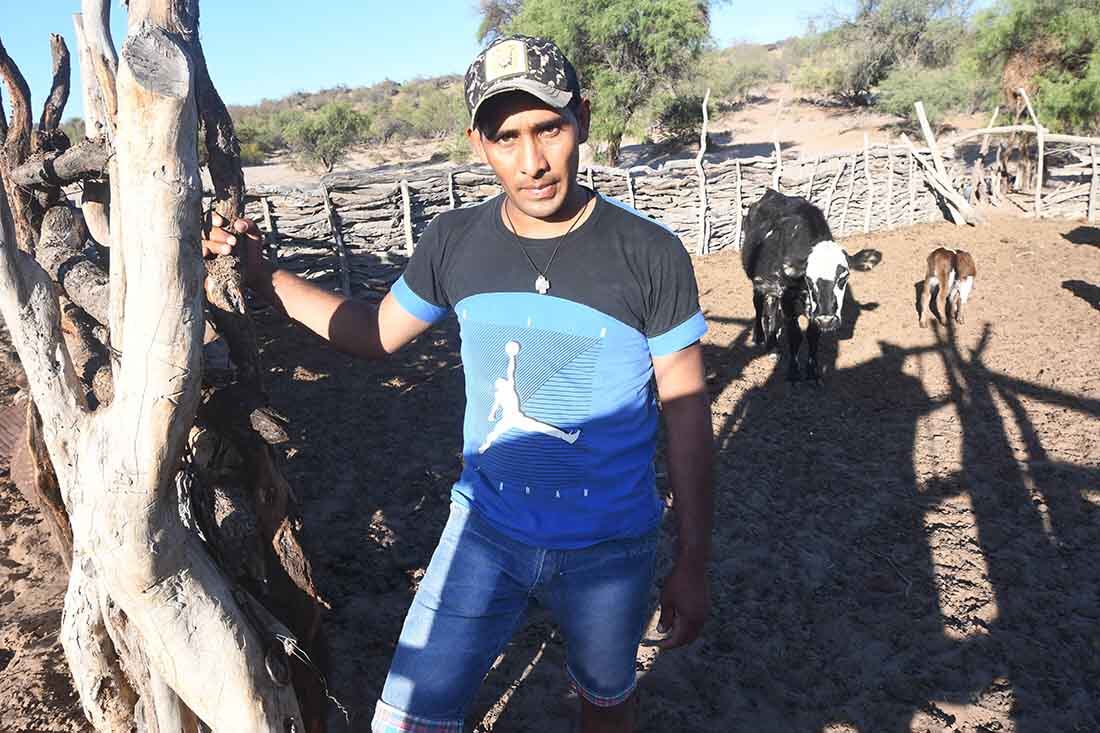 Gustavo Gonzalez de un puesto del paraje El cavadito, preocupado por la sequía y la mortandad de sus animales.
Foto : José Gutierrez