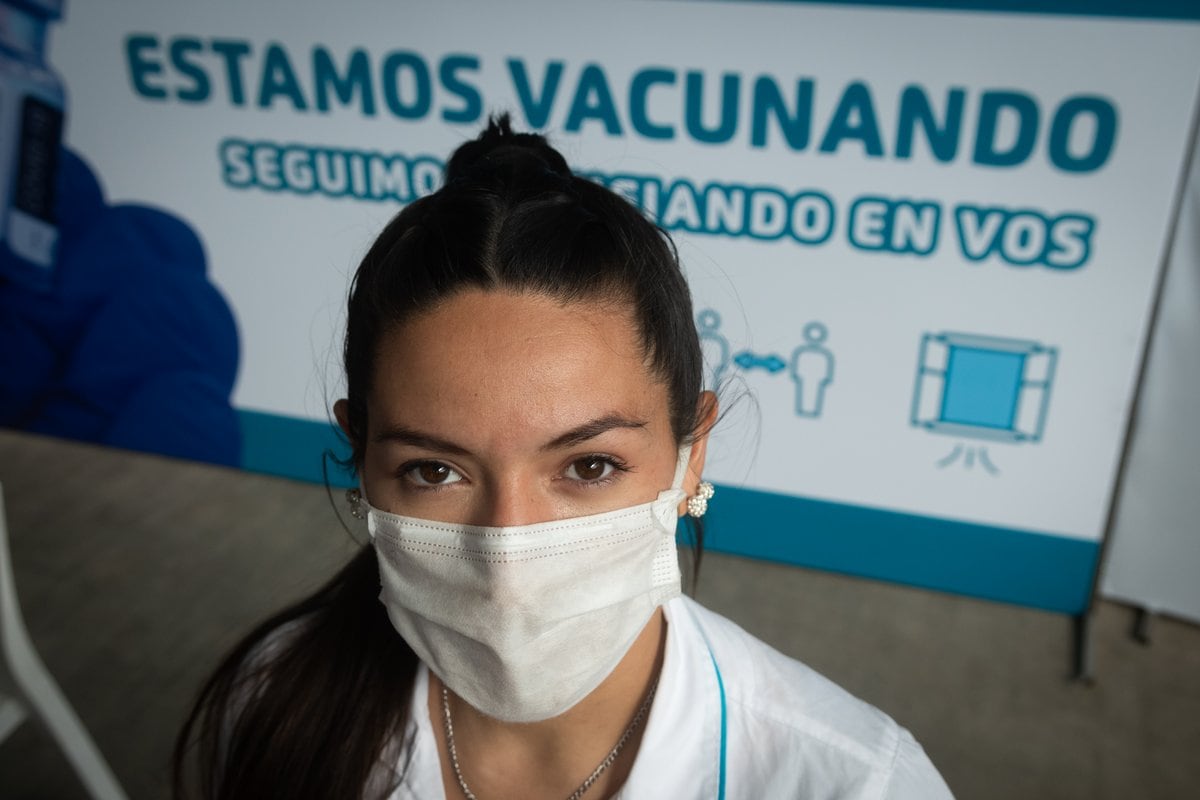 En su puesto de vacunación, la enfermera Daiana Reyna lista para comenzar su jornada laboral. Foto: Ignacio Blanco / Los Andes