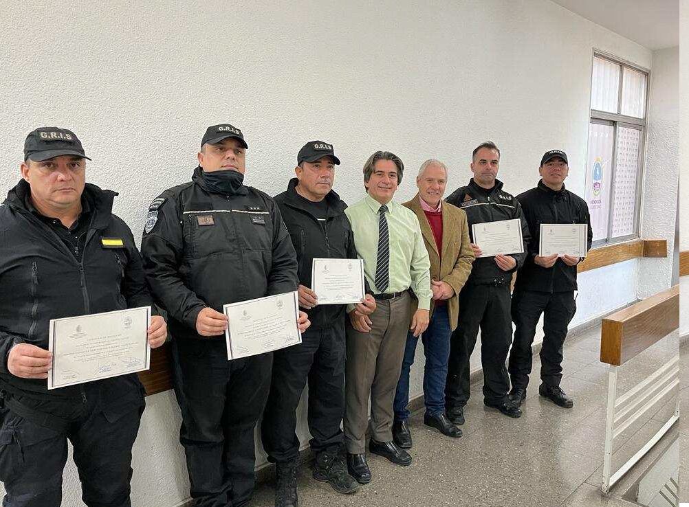 Personal del Grupo de Resolución de Incidentes y Secuestros (G.R.I.S.) recibe sus certificados.