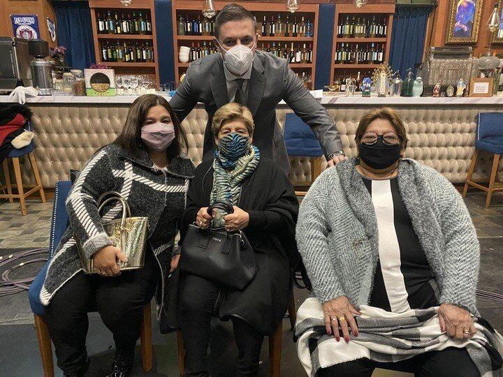 Matias Morla junto a las hermanas de Diego Maradona.