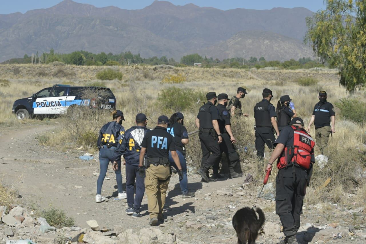 El último operativo de la Policía Federal en el viejo autódromo. Orlando Pelichotti/Los Andes 