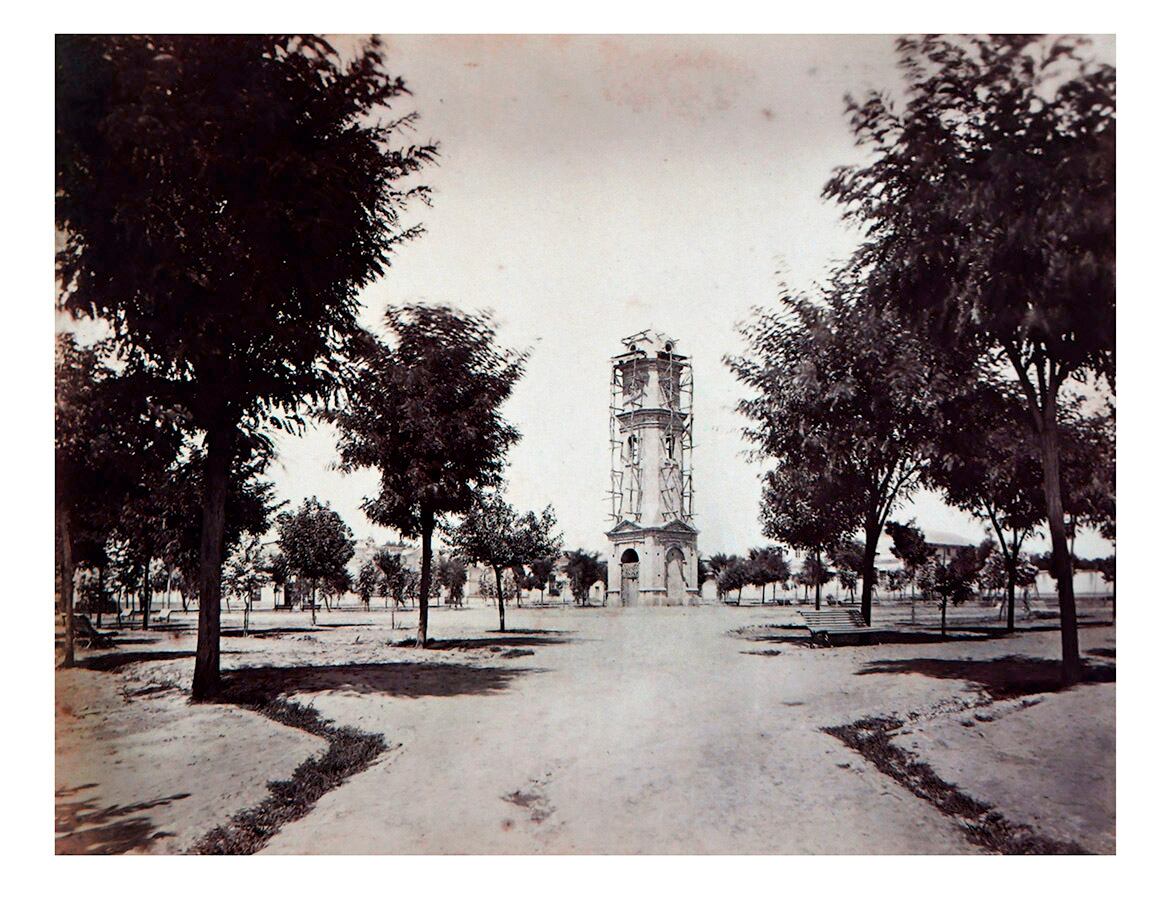 Plaza Cobo (Actual Plaza San Martín), con la antigua Torre del Reloj (Mecanismo actual está en la Escuela Patricias Mendocinas