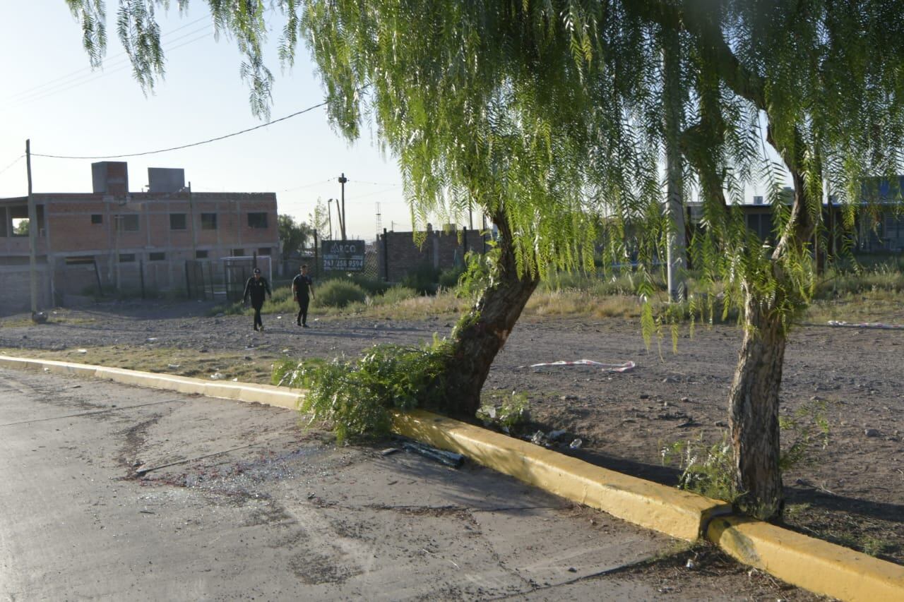 El lugar de la tragedia en la rotonda de El Challao (Foto: Orlando Pelichotti / Los Andes)