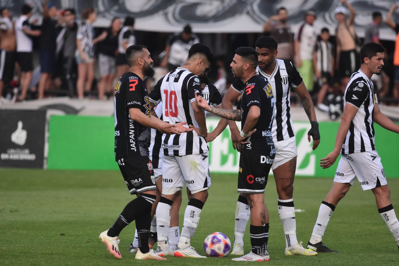 Gimnasia volvió a perder ante Estudiantes de Caseros y se despidió del sueño del ascenso a Primera. Reducido Primera Nacional

Foto: Mariana Villa / Los Andes