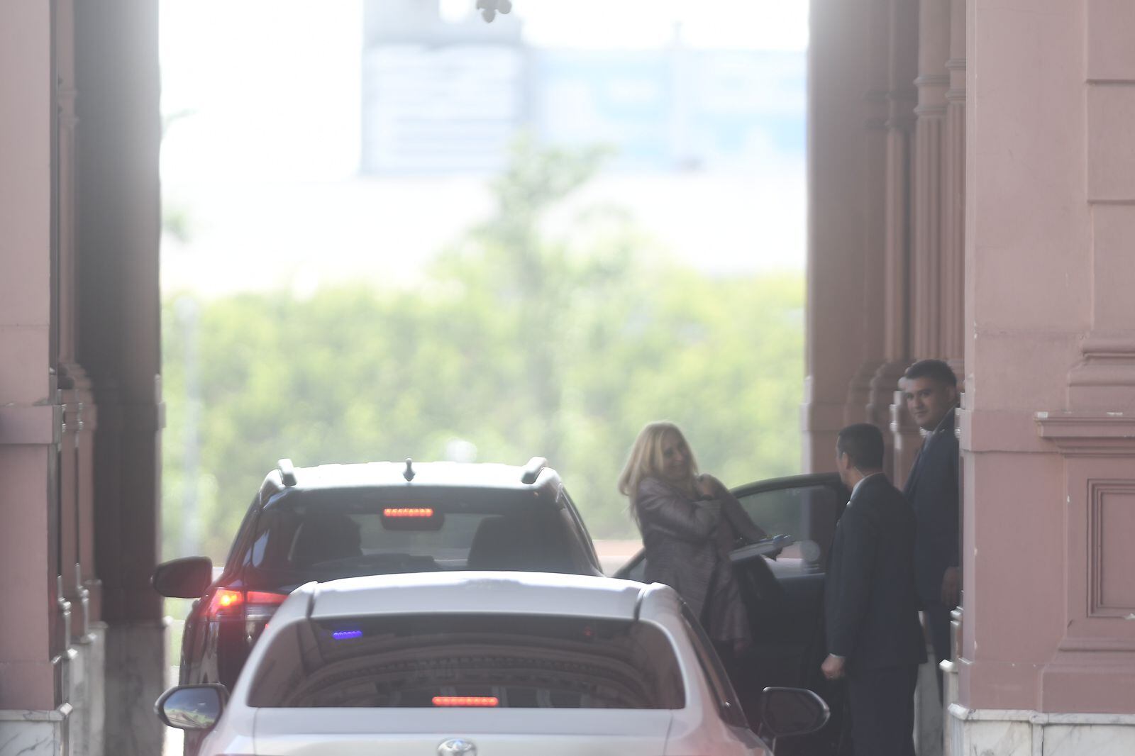 Mucho movimiento en Casa Rosada: las imágenes de una mañana agitada. Foto: Federico López Claro / Clarín.