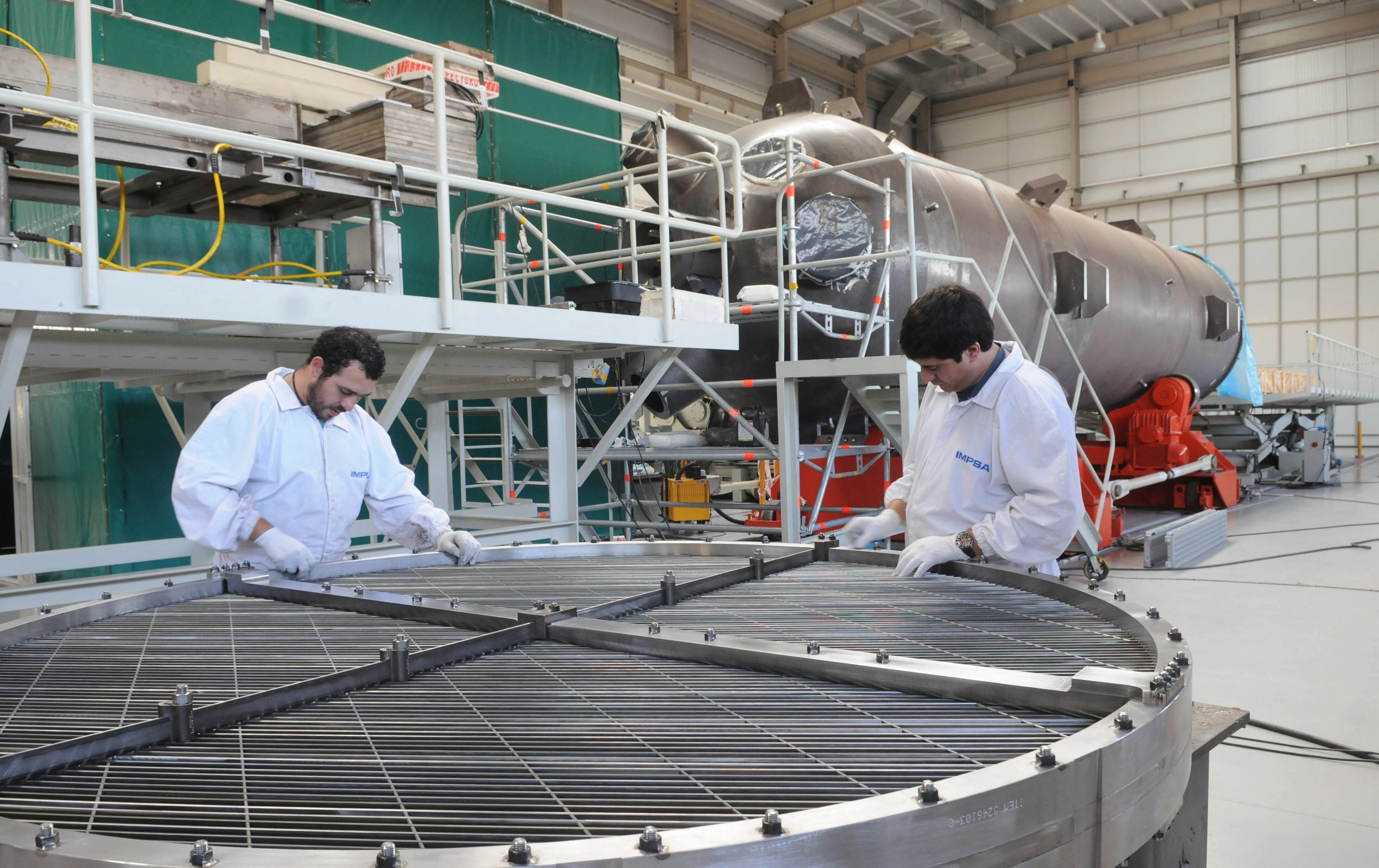 Empleados de la empresa IMPSA, trabajan en la sala nuclear. 