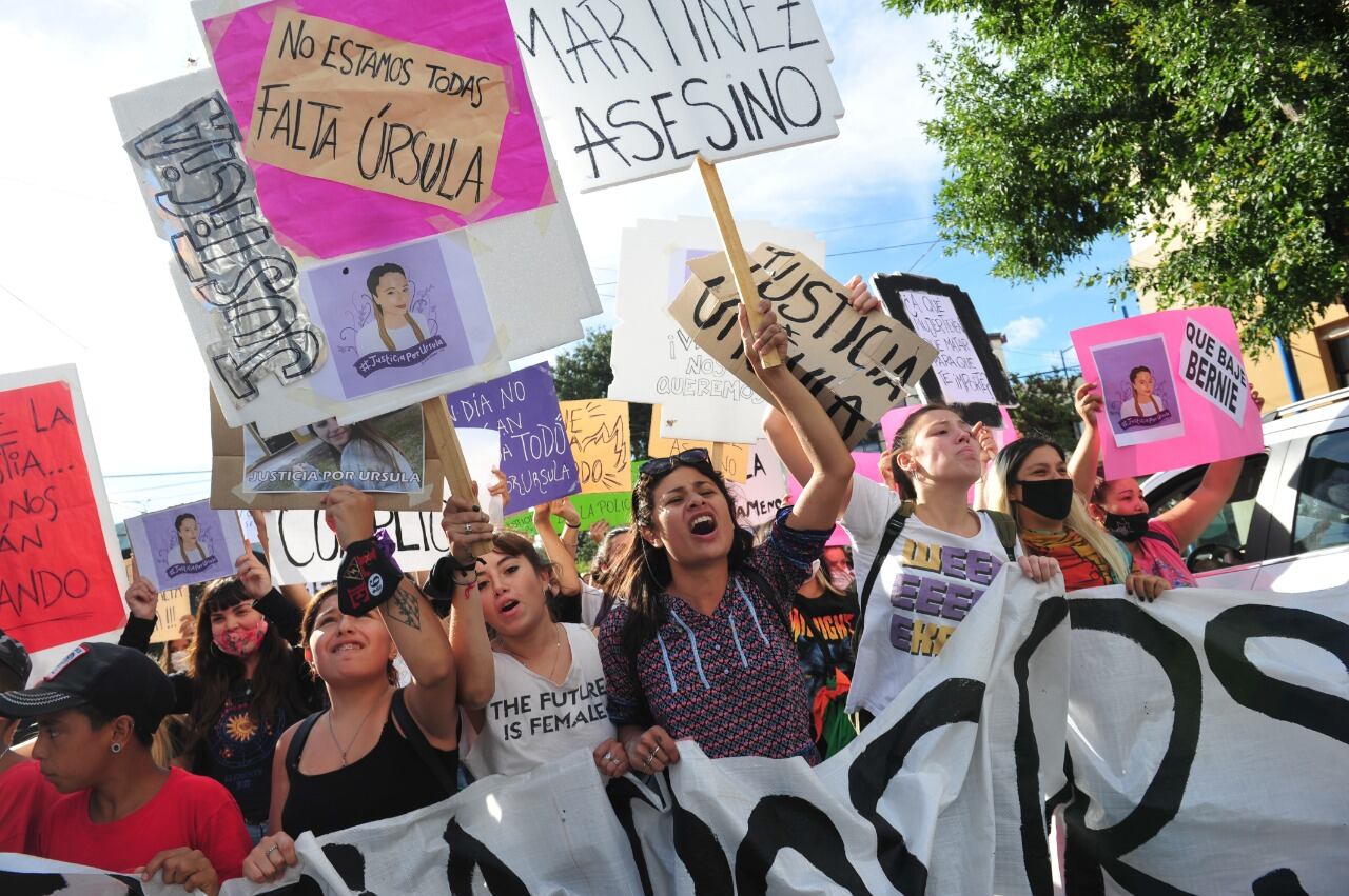 Marcha por Úrsula Bahillo la joven asesinada en Rojas - Clarín