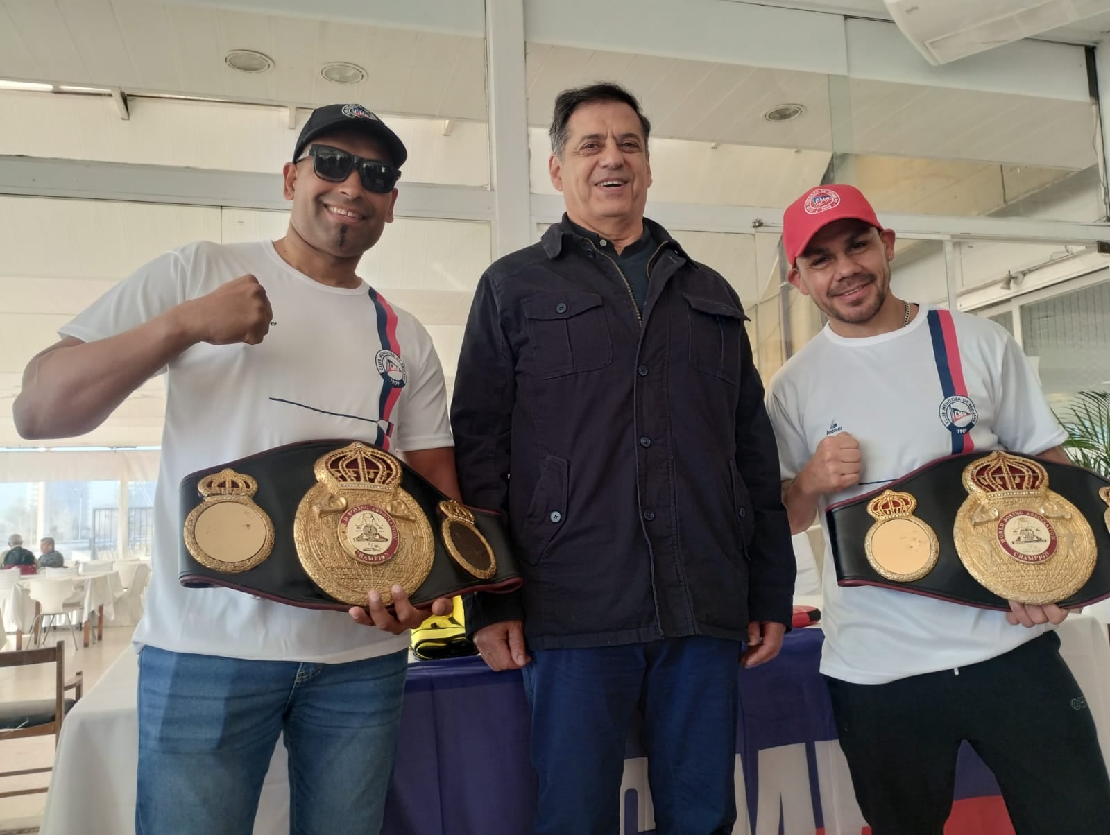 Mendoza de Regatas, por primera vez en 114 años de existencia tendrá una escuela de boxeo y estará a cargo de Juan Carlos Reveco y Jonathan Barros, dos números puestos locales.  Junto al presidente de la institución, Jorge Aguirre Toum.