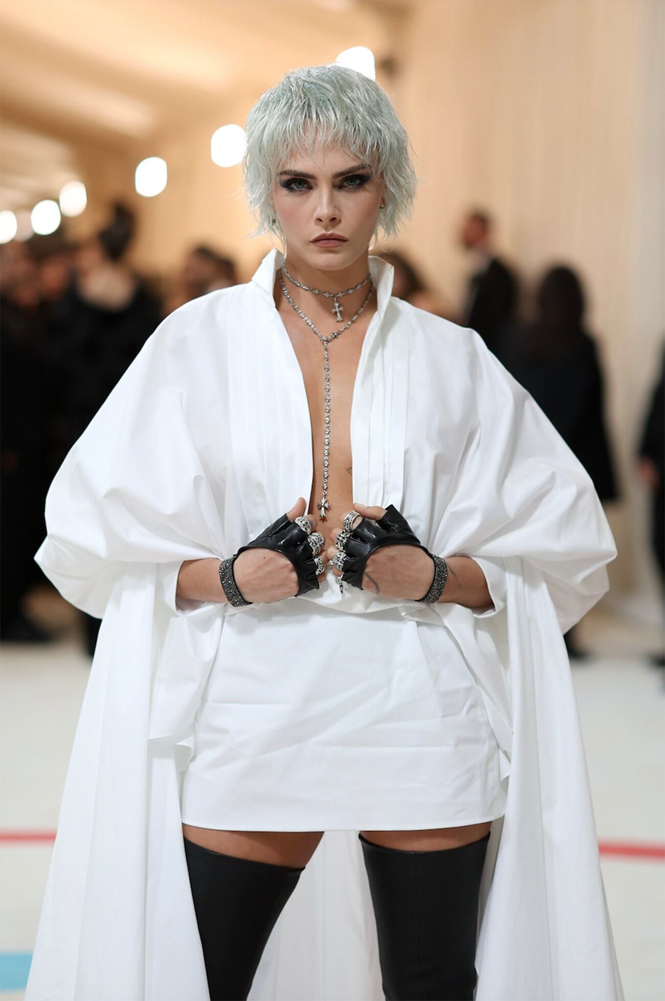 Cara Delevigne en la Met Gala 2023. La alfombra roja más importante para el mundo de la moda, cuya inspiración será este año el concepto Karl Lagerfeld. (Eonlinelatino)