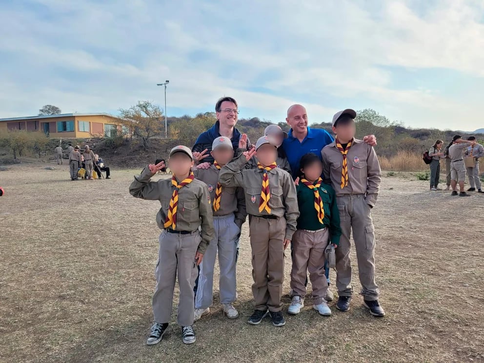 Los chicos van todos juntos a un grupo de Scouts.