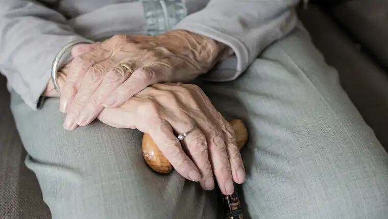 Una mujer de 68 años está desde las 11 de la mañana en un bar en plena capital santafesina. Foto: Web