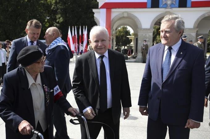 Miembros de la Asociación de Veteranos del Ejército Polaco asisten a una ceremonia de colocación de coronas que marca las celebraciones nacionales del aniversario de la Segunda Guerra Mundial en Varsovia, Polonia.