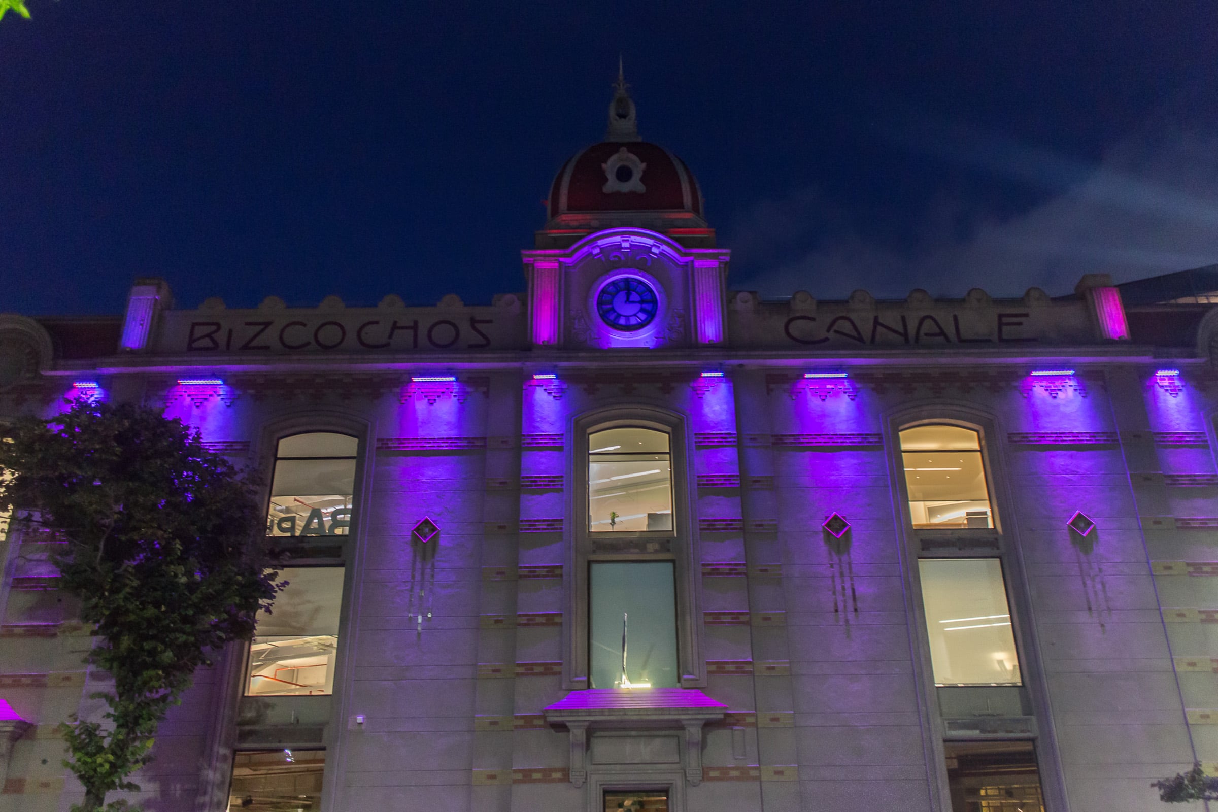 Presentaron la Vendimia en la Ciudad de Buenos Aires y los monumentos embleámticos se tiñeron de malbec.